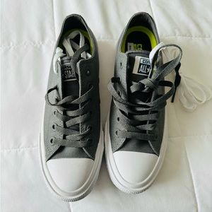 Women’s converse chucks